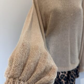 Megztinis su blizgučiu šviesi rusva