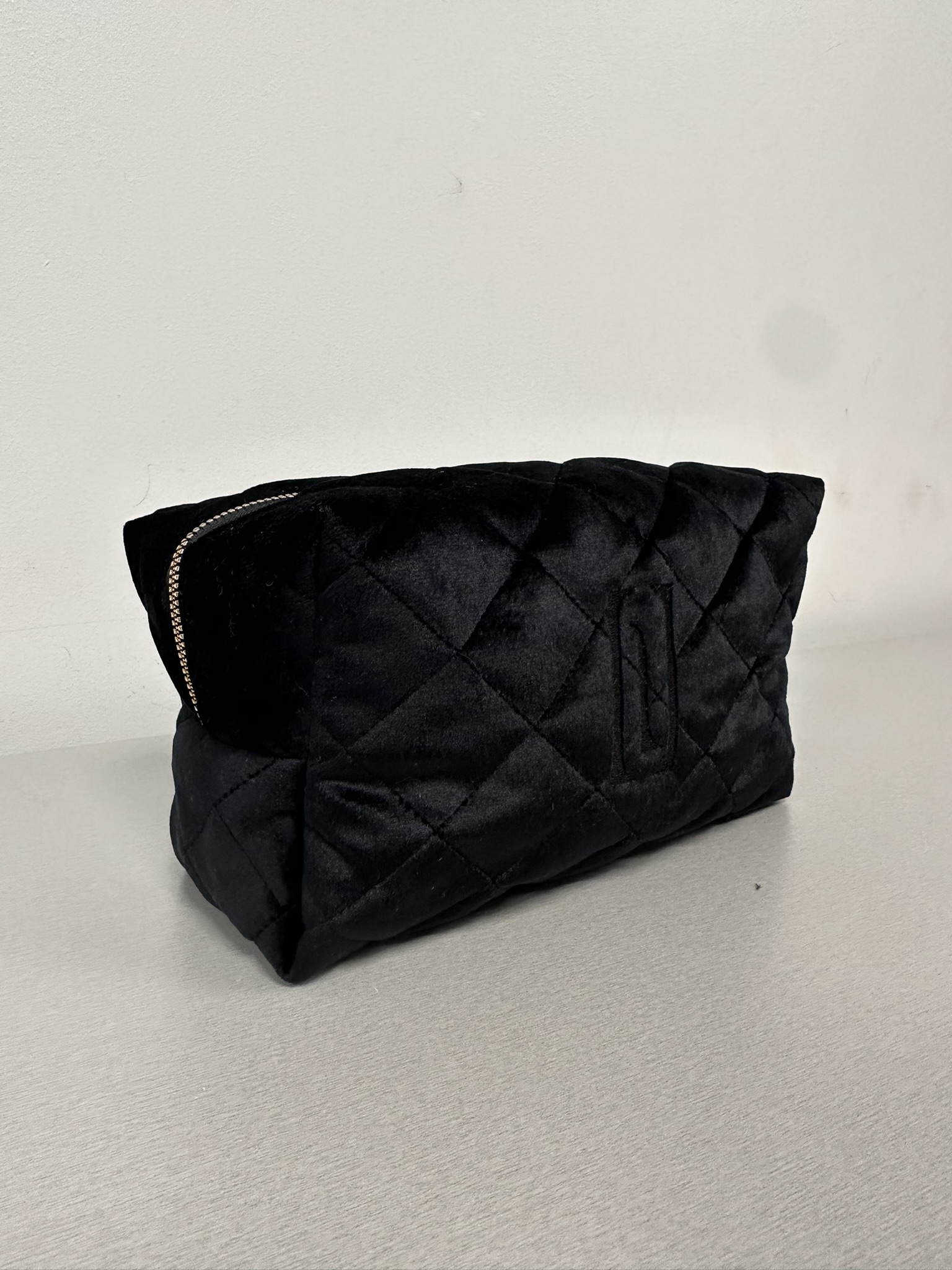 Veliūrinė kosmetinė - juoda