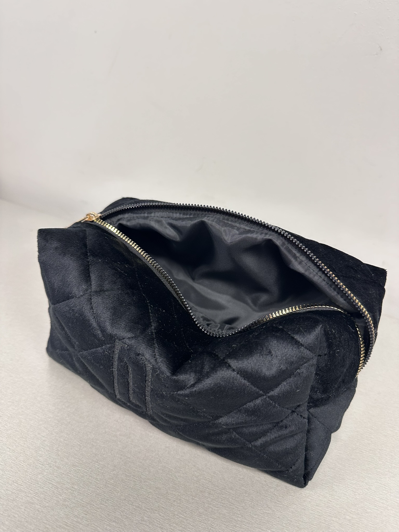 Veliūrinė kosmetinė - juoda - Image 5