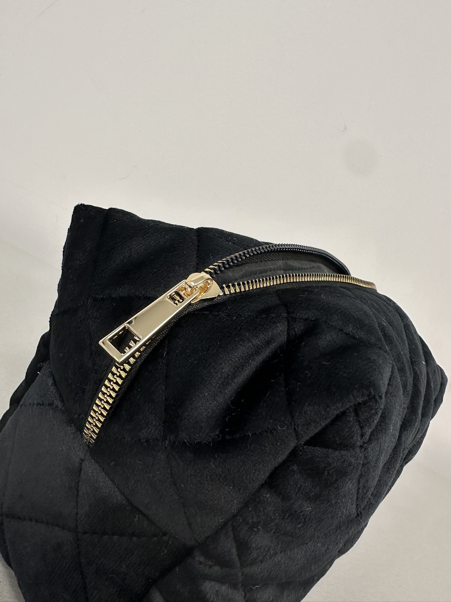 Veliūrinė kosmetinė - juoda - Image 6