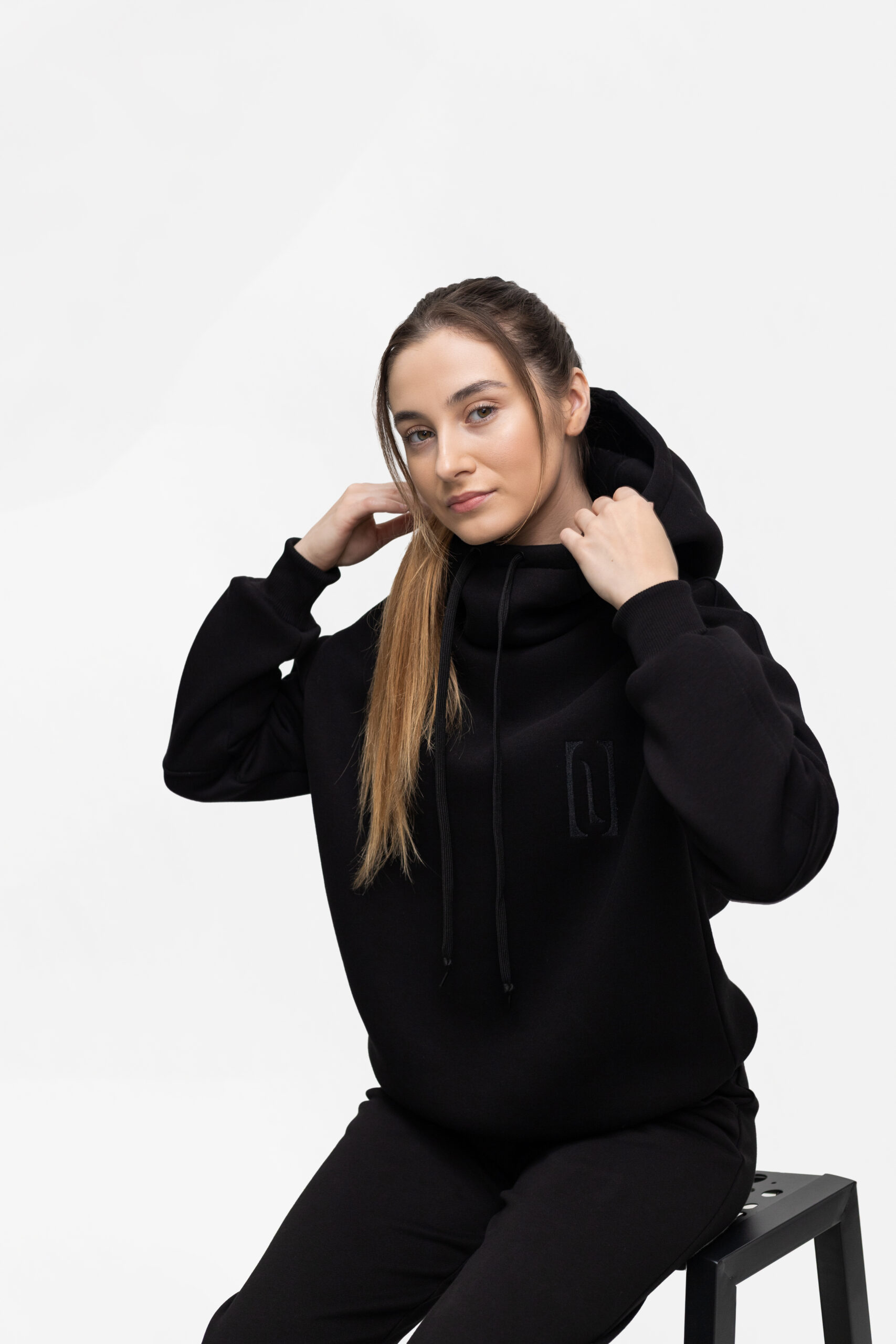 Džemperis su gobtuvu - BLACK