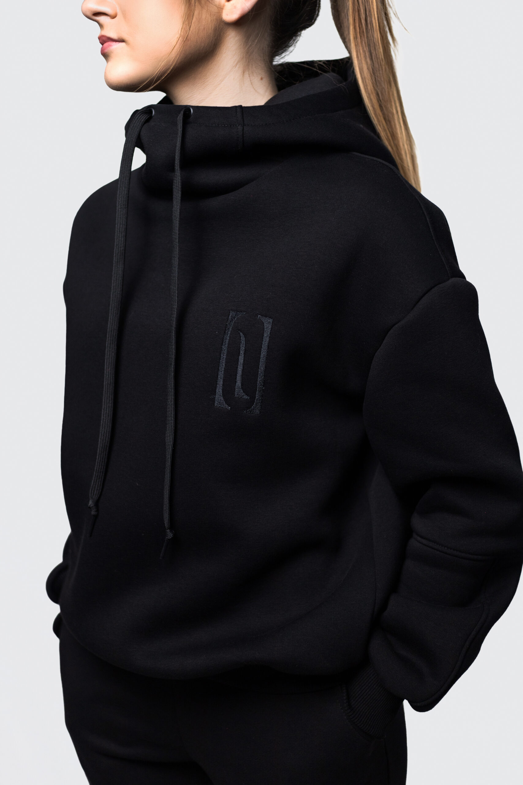 Džemperis su gobtuvu - BLACK - Image 2